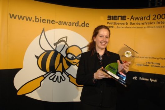 Foto: Christiane Müller von der IT-Infothek mit einer Nachwuchspreis-BIENE.